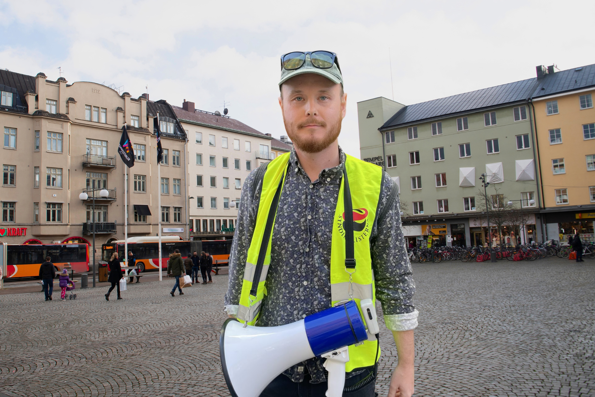 Bildmontage: I förgrunden förhandlaren Daniel Jonzon från Linköpings LS. I bakgrunden Trädgårdstorget torg i Linköping